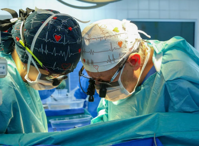 "التخصصي" ينجح في زراعة قلب لطفل بعد نقله من متبرع متوفى دماغيا