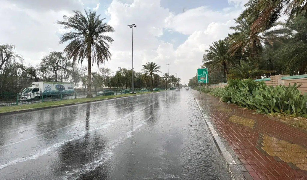 حتى الـ9 مساءً.. أمطار ورياح شديدة على الباحة