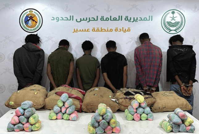 حرس الحدود يحبط تهريب كميات من المخدرات ويضبط 15 مخالفًا في عسير وجازان