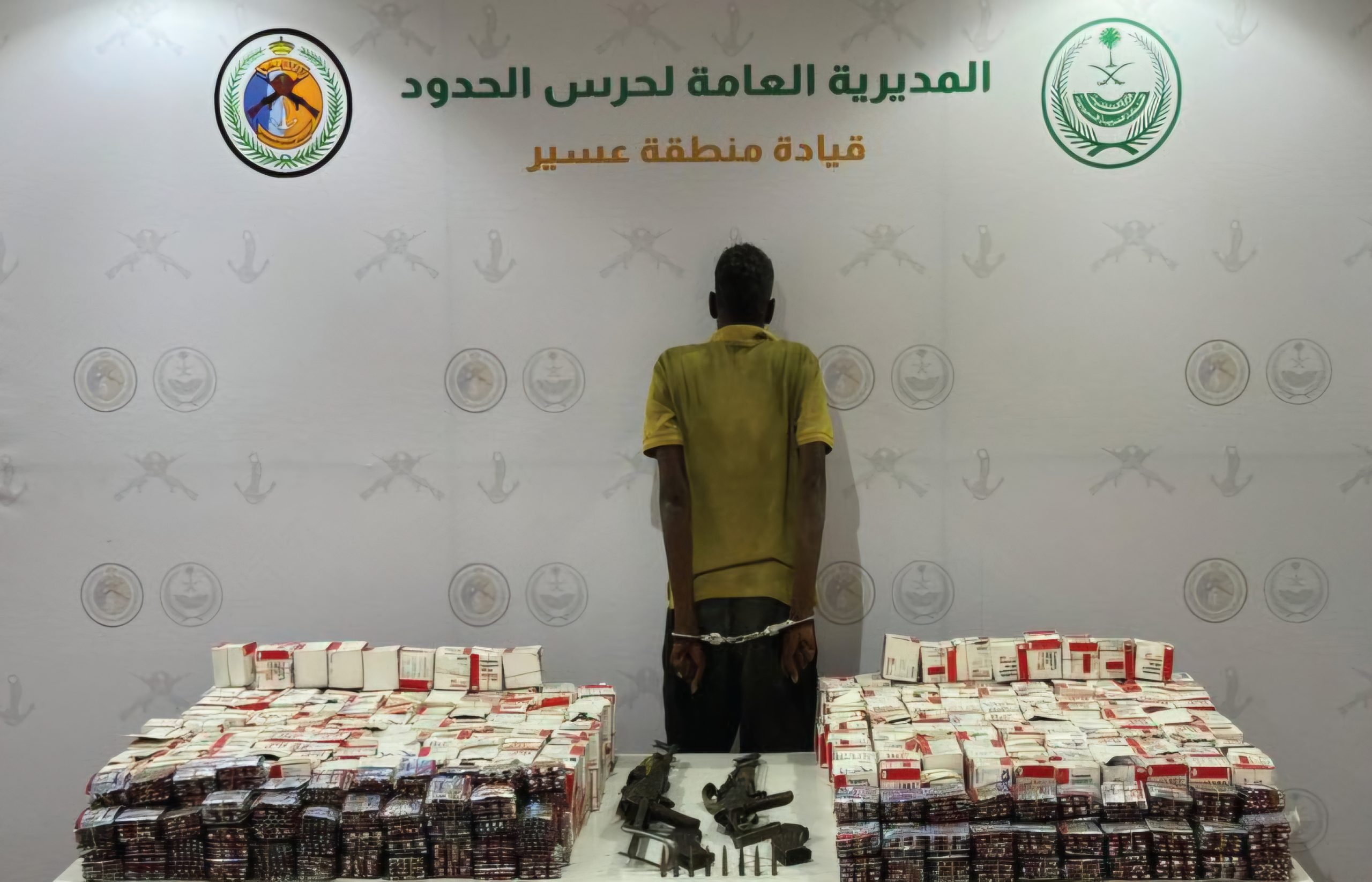 حرس الحدود يضبط مهربًا إثيوبيًا بحوزته 92 ألف قرص خاضع للرقابة في عسير