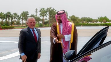 ملك الأردن يصل إلى نيوم وولي العهد في مقدمة مستقبليه