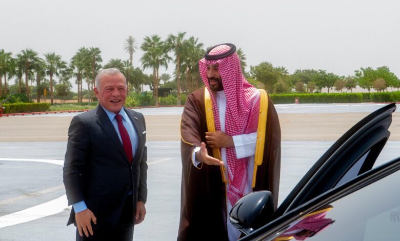 ملك الأردن يصل إلى نيوم وولي العهد في مقدمة مستقبليه