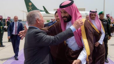 ملك الأردن يغادر نيوم وولي العهد في مقدمة مودعيه