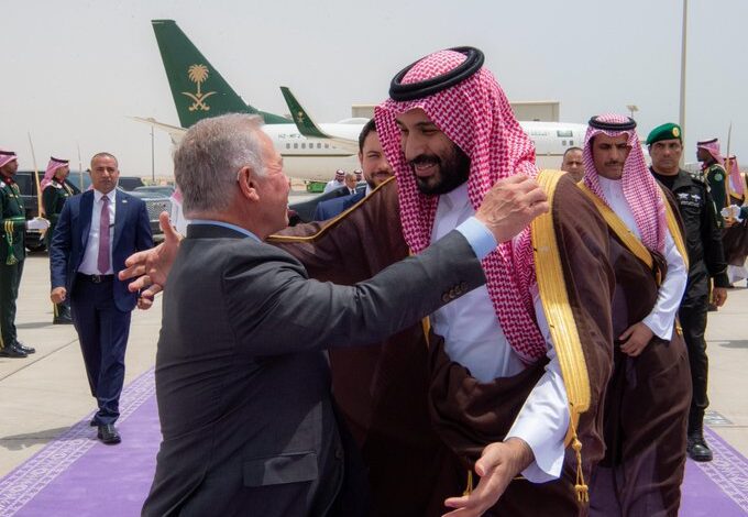 ملك الأردن يغادر نيوم وولي العهد في مقدمة مودعيه