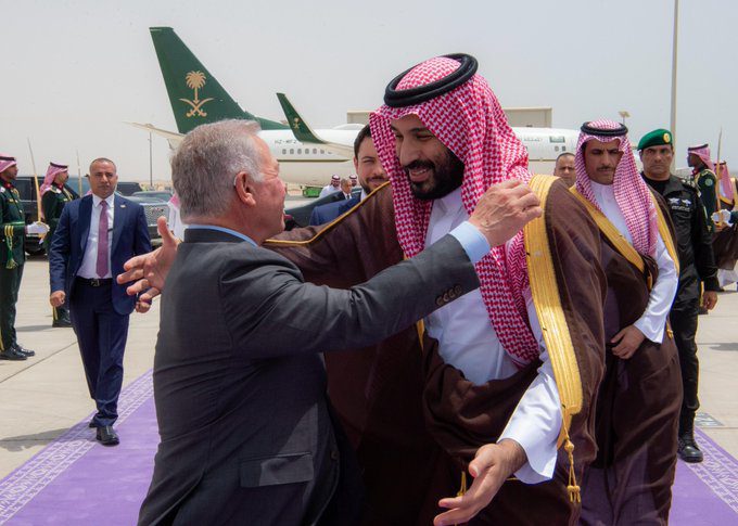 ملك الأردن يغادر نيوم وولي العهد في مقدمة مودعيه