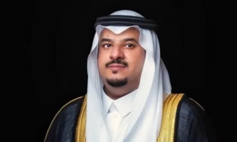 نائب أمير الرياض يطمئن على شاب أنقذ العشرات من مركبة تشتعل بجوار محطة وقود