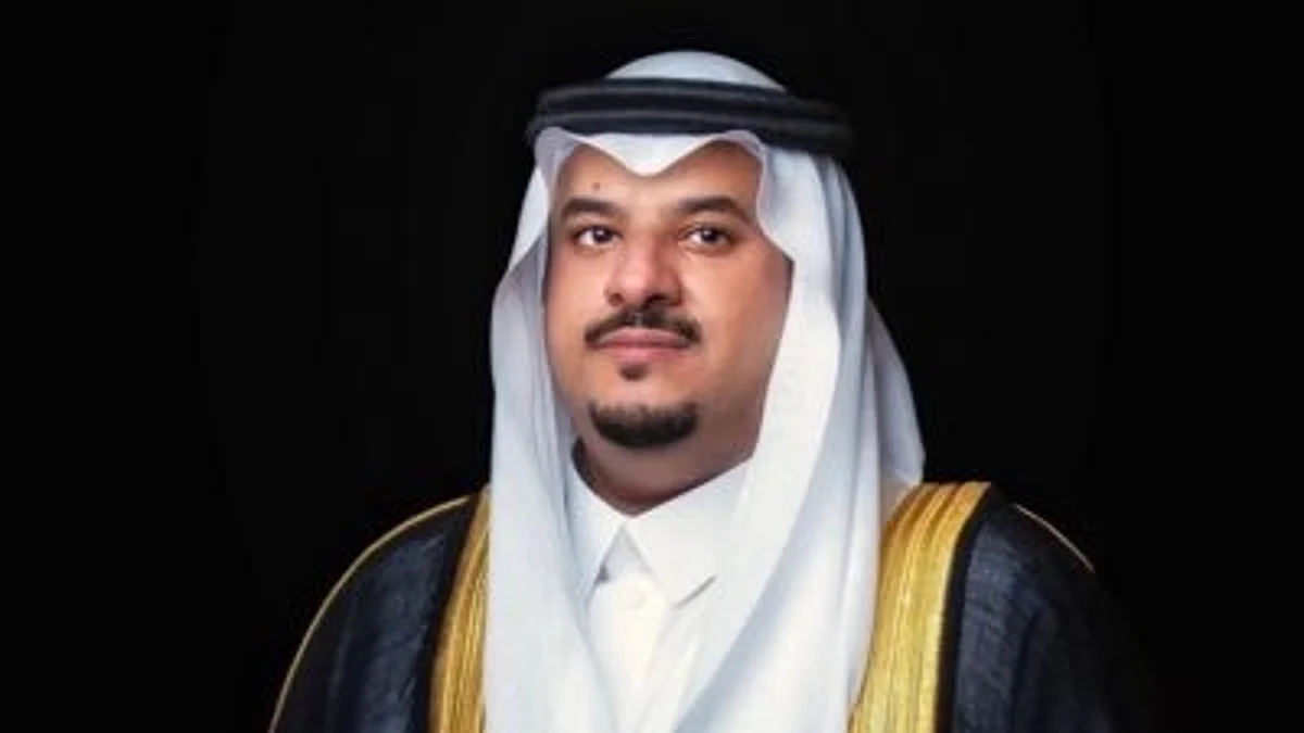 نائب أمير الرياض يطمئن على شاب أنقذ العشرات من مركبة تشتعل بجوار محطة وقود