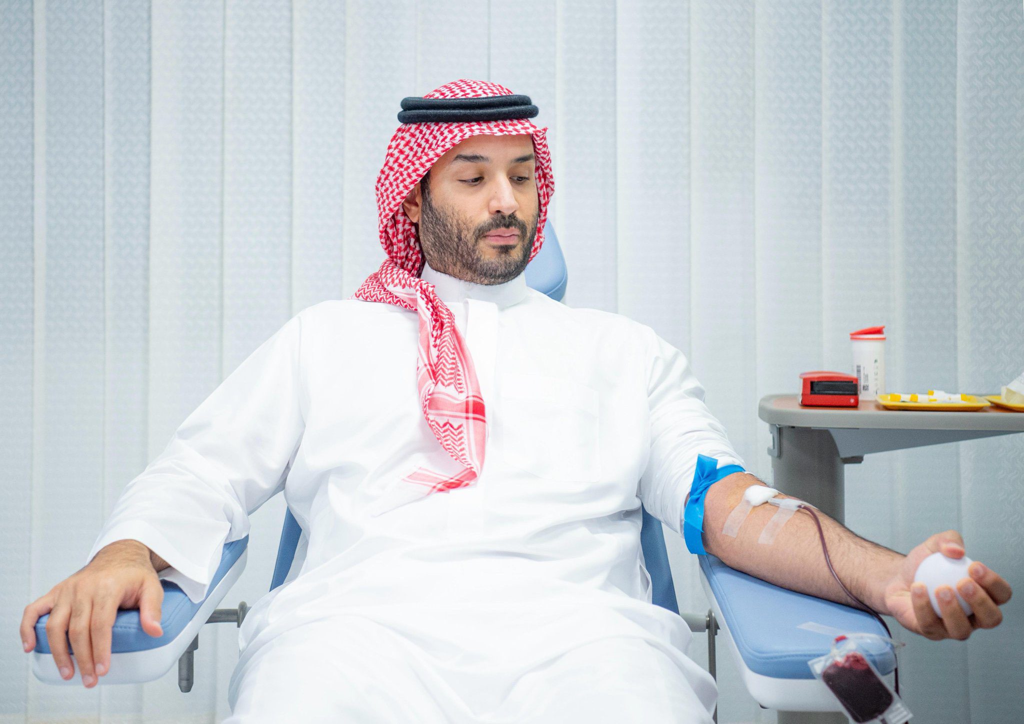 ولي العهد يتبرع بالدم ويطلق الحملة الوطنية السنوية للتبرع