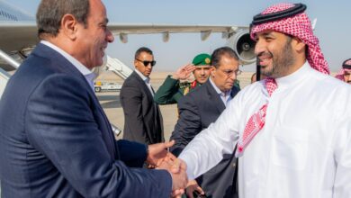 ولي العهد يستقبل الرئيس المصري في مطار نيوم
