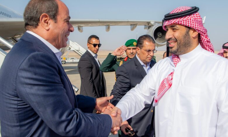 ولي العهد يستقبل الرئيس المصري في مطار نيوم