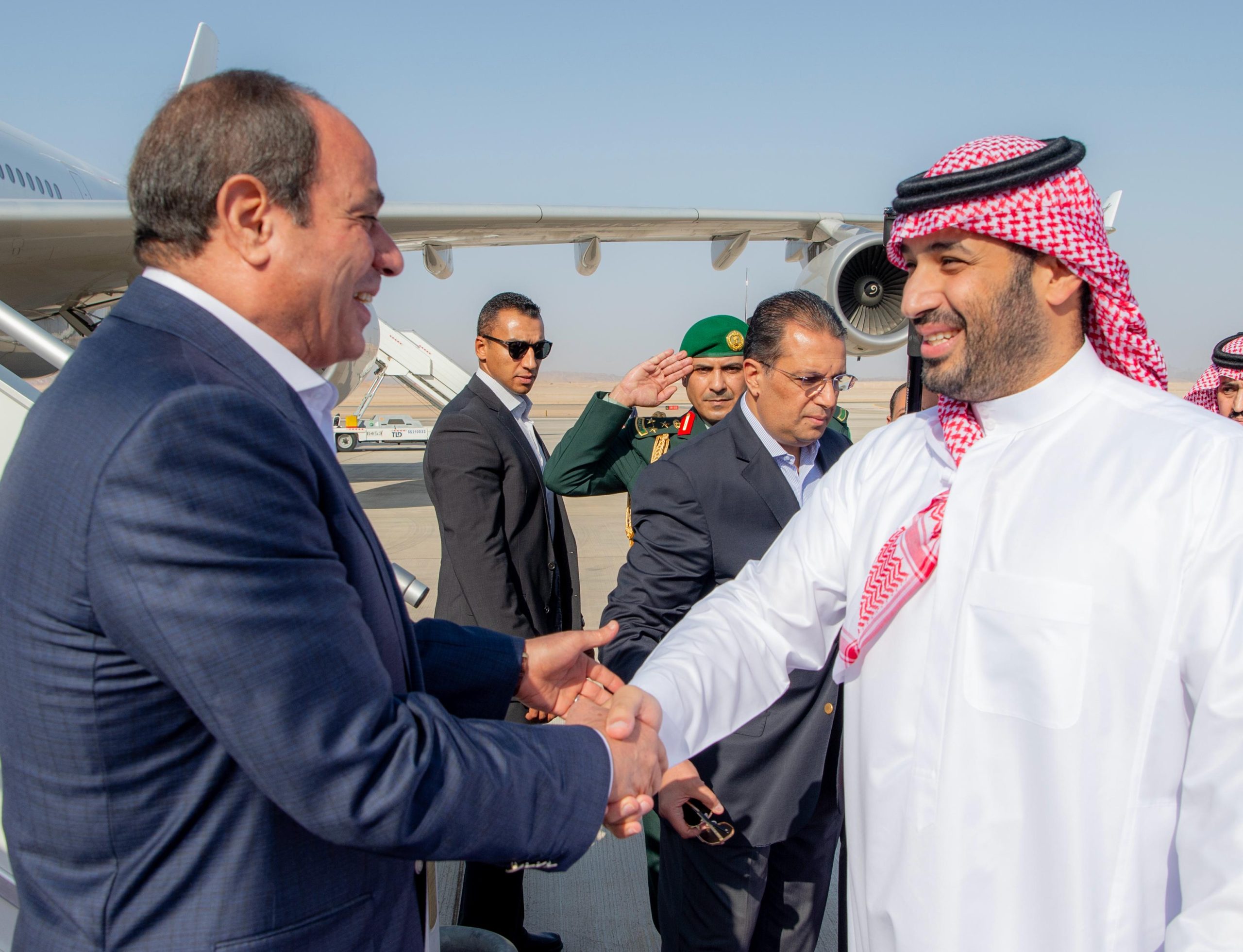 ولي العهد يستقبل الرئيس المصري في مطار نيوم