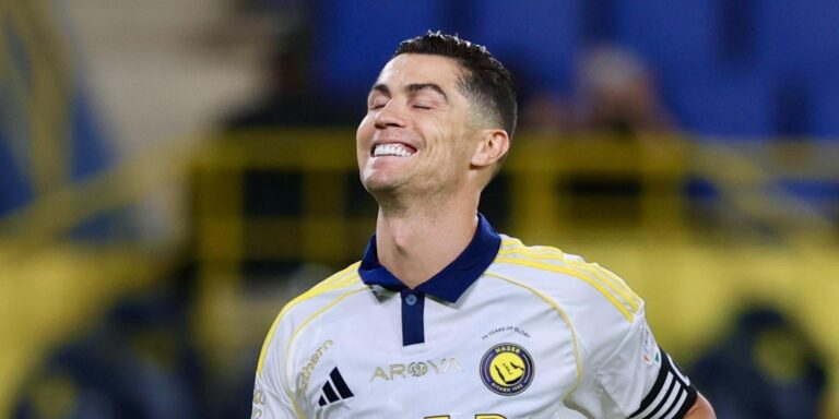 عادة غريبة لـ رونالدو أثناء النوم!