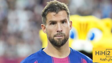 وداعية مارتينيز مع لاعبي برشلونة قبل الانتقال إلى النصر