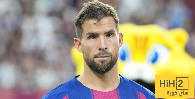 وداعية مارتينيز مع لاعبي برشلونة قبل الانتقال إلى النصر