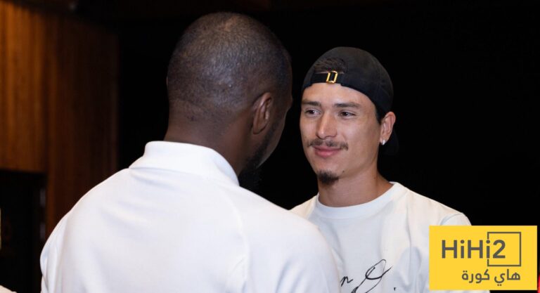 صور من وصول داروين نونيز لمعسكر الهلال