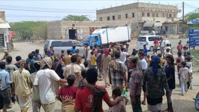 أبين.. احتجاجات غاضبة في مدينة العين تُغلق المحلات التجارية