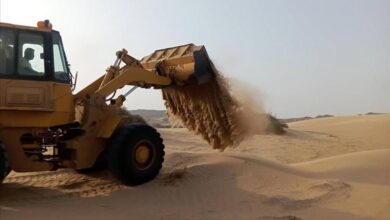 أهالي الحامية يشيدون باستجابة التحالف العربي لإزالة الكثبان الرملية ويطالبون بتمديد فترة العمل