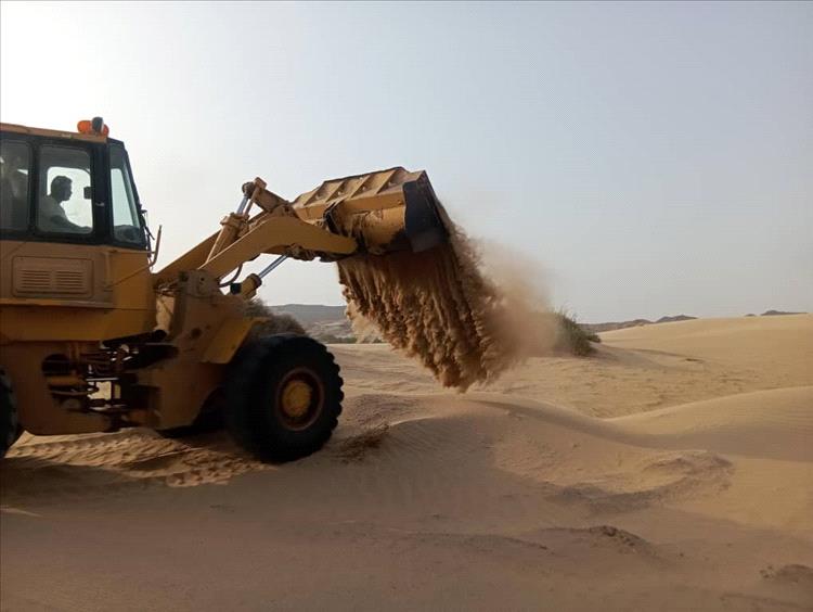 أهالي الحامية يشيدون باستجابة التحالف العربي لإزالة الكثبان الرملية ويطالبون بتمديد فترة العمل