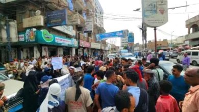 احتجاجات غاضبة في تعز تطالب بتوفير الخدمات الأساسية وخفض الأسعار