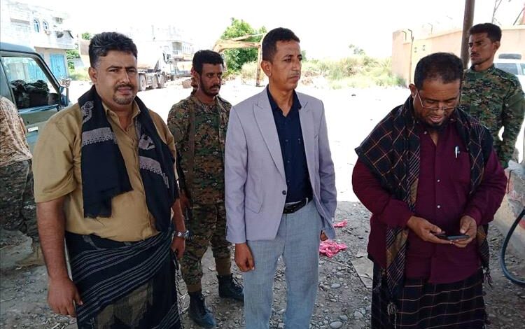 السلطة المحلية خنفر تُنهي أزمة المحروقات في المديرية وتُلزم المحطات بالبيع بالسعر الرسمي