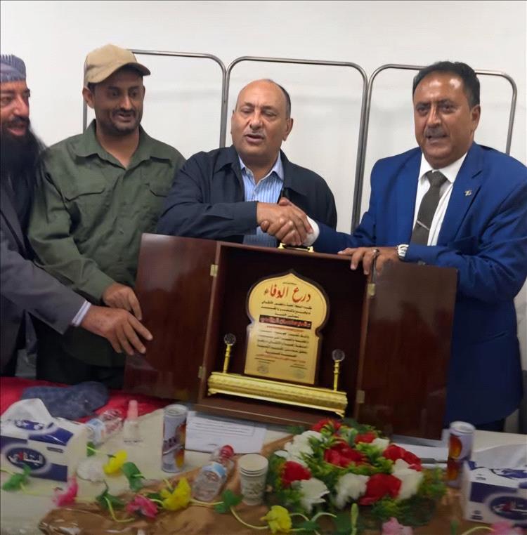 السلطة المحلية والمجلس الانتقالي في يافع لبعوس يكرمان نائب وزير الصناعة سالم الوالي بدرع الوفاء