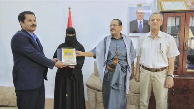 العباب والفاطمي يكرّمان الطالبة الأولى في اختبارات الثانوية العامة بمأرب