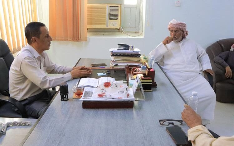 العمودي والمنهالي يناقشان اوضاع الخدمات الصحية بمديرية رماه