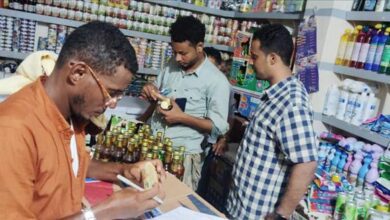 اللجنة الرقابية على الاسعار بالشحر تغلق 9 محلات تجارية وتضبط طن ونص من المواد الغذائية المنتهية الصلاحية
