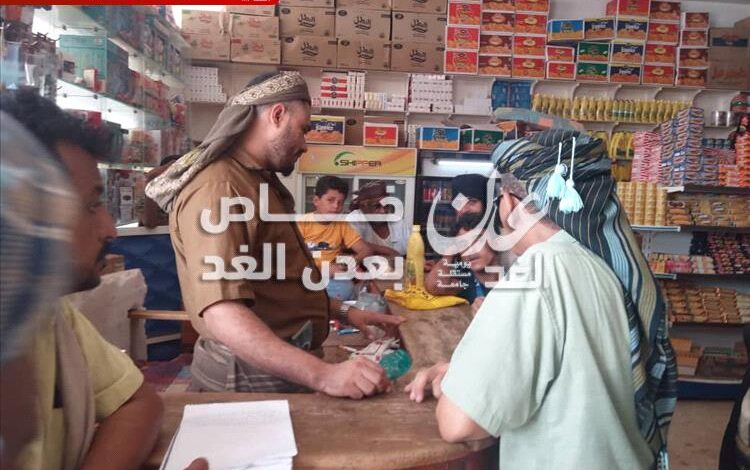 المدير العام لمديرية أحور ينفذ نزولًا ميدانياً للمحال التجارية ومحطات الوقود لضبط الأسعار