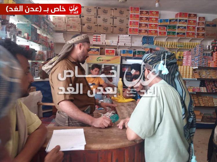 المدير العام لمديرية أحور ينفذ نزولًا ميدانياً للمحال التجارية ومحطات الوقود لضبط الأسعار