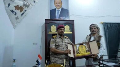 المقاومة الوطنية في الجوف تكرم قائد المنطقة العسكرية السادسة بدرع الوفاء