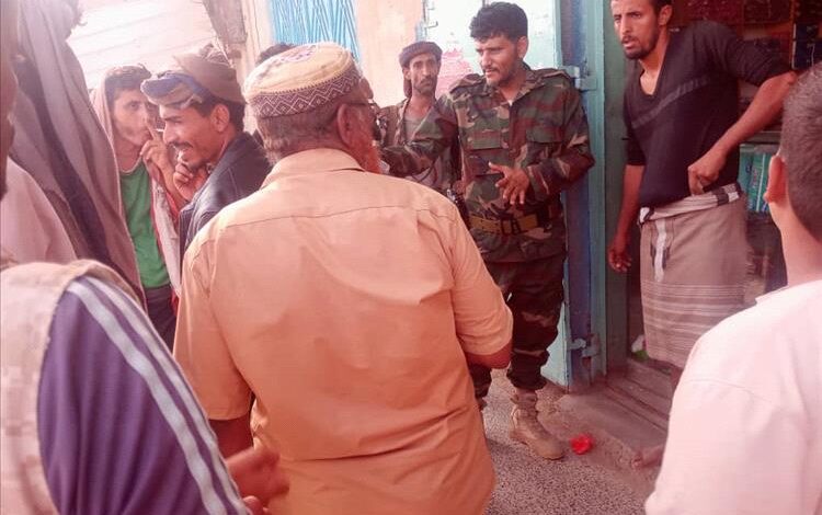 النقيب محمد العميري ينفذ زيارة ميدانية للتجار في مدينة العين لمتابعة الأسعار ويؤكد رفض الشغب