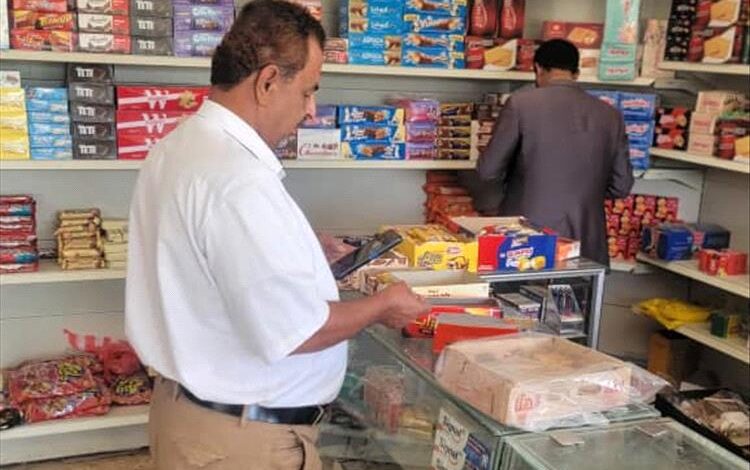 حملة رقابية لمكتب الصناعة والتجارة بشبوة على المطاعم والبقالات لضبط الأسعار
