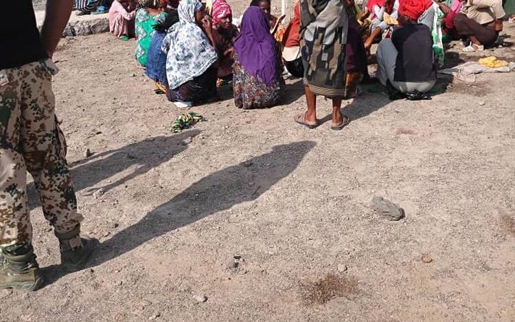 خفر السواحل يلقي القبض على قارب محمل بمهاجرين غير شرعين بالقرب من باب المندب