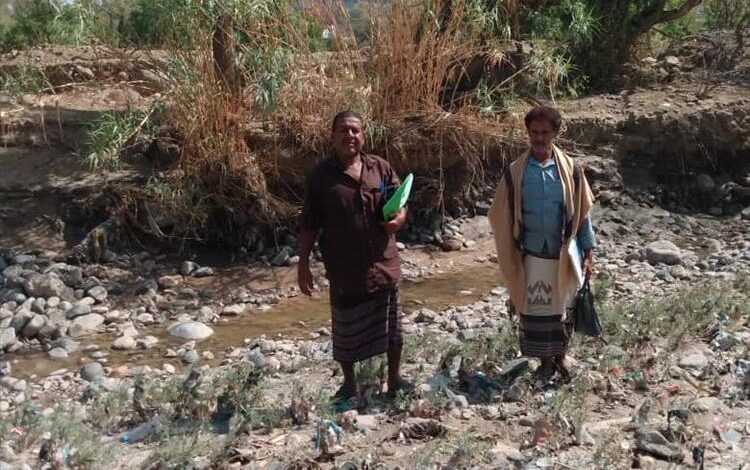 رئيس جمعية المسيمير الزراعية يتفقد الأراضي الأكثر عرضه لخطر جرف السيول بالمديرية