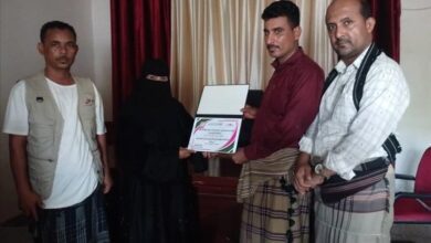 رئيسة مؤسسة رؤيا المستقبل "بركات" تكرم مدير الشؤون الإجتماعية والعمل بزنجبار "الهندي"