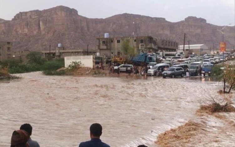 شبوة.. أمطار غزيرة وسيول مستمرة وتحذيرات عاجلة للمواطنين
