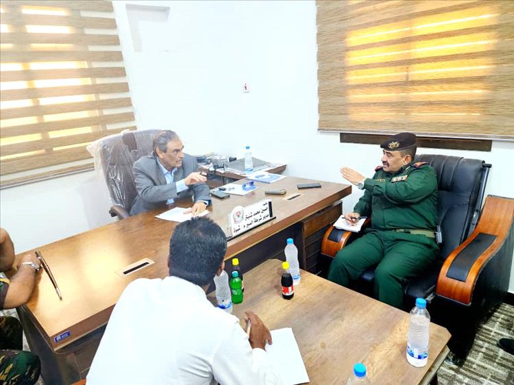 شرطة السير بشبوة تتخذ خطوات للمساهمة في تنظيم حركة المرور وتقليل حوادث السير بمدينة عتق