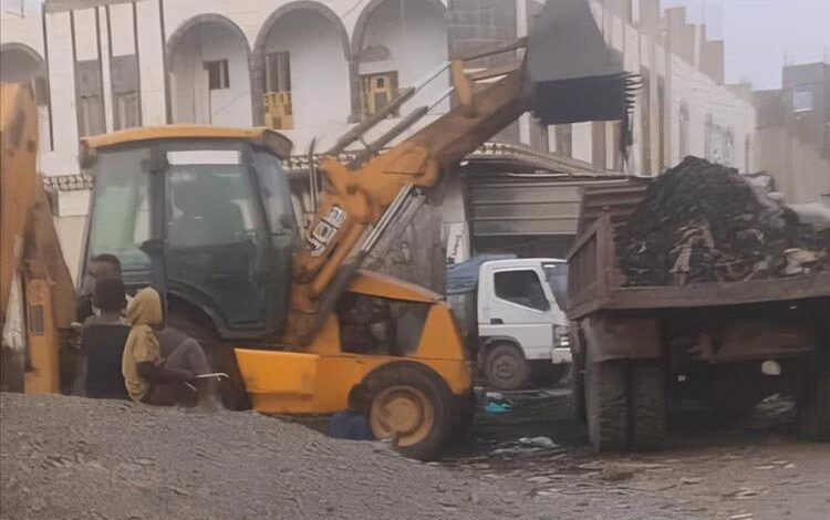 صندوق النظافة بردفان ينفذ حملة لرفع المخلفات من سوق القات بمدينة الحبيلين
