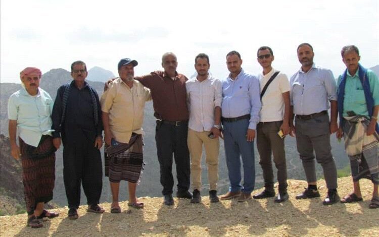 فريق هندسي من برنامج تنمية الطرق الريفية يزور عدن حمادة ويجري المسح الأولي للطريق