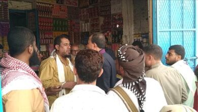 مأمور مديرية خنفر برفقة المعلم يقومان بالنزول الميداني إلى محلات الصرافة والمحال التجارية بجعار