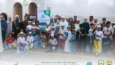 مؤسسة الهجرة توزع الملابس لطلاب حلقات رباط الشقاع ورباط ألحاق بمديرية المحفد