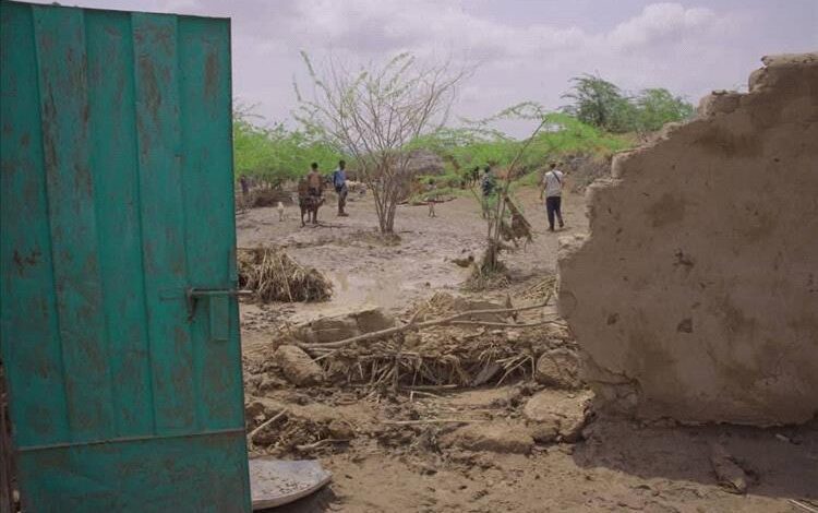 محافظ الحديدة وخلية الأعمال الإنسانية يتفقدان المناطق المتضررة من سيول وادي نخلة لتقييم الأضرار.
