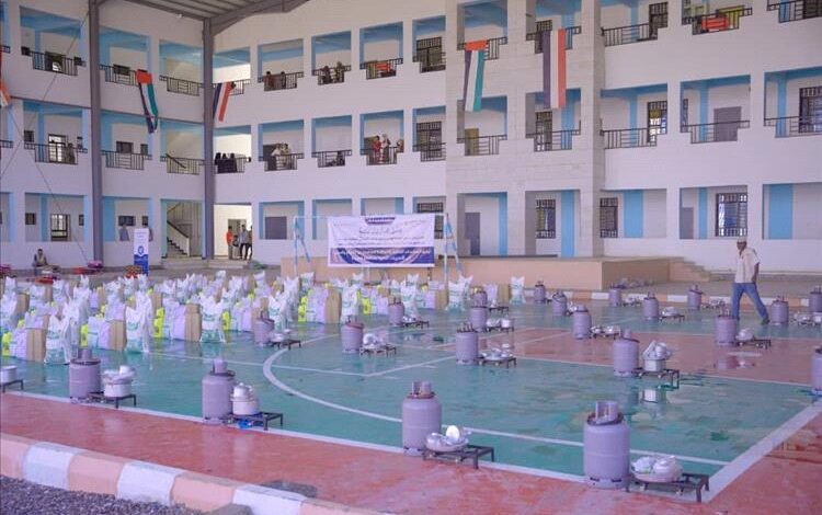 محافظ الحديدة يدشن توزيع مساعدات طارئة للمتضررين من السيول