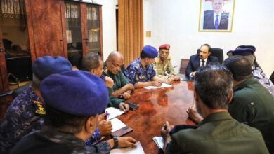 محافظ حضرموت يدعو أبناء المحافظة للحفاظ على الأمن ووحدة الصف في اجتماع موسع مع القيادات الأمنية والعسكرية