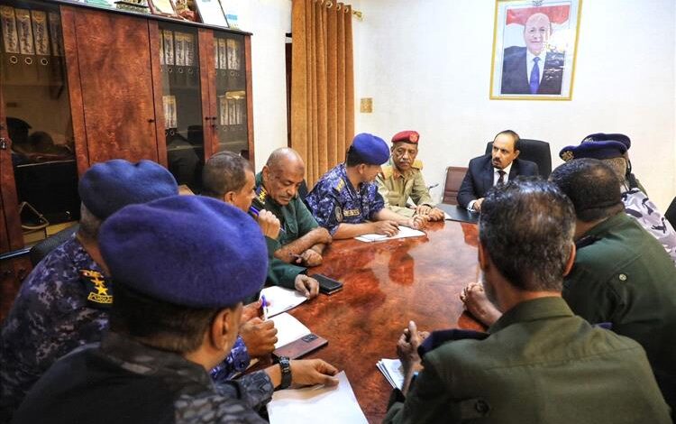محافظ حضرموت يدعو أبناء المحافظة للحفاظ على الأمن ووحدة الصف في اجتماع موسع مع القيادات الأمنية والعسكرية