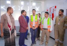 محافظ شبوة يتفقد الاستعدادات النهائية لبدء التشغيل التجريبي لمشروع الطاقة الشمسية