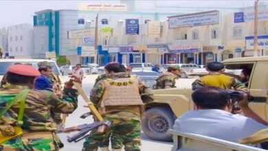 محافظ شبوة يشدّد على احترام القانون ويتدخل شخصياً لضبط مخالفة مرورية