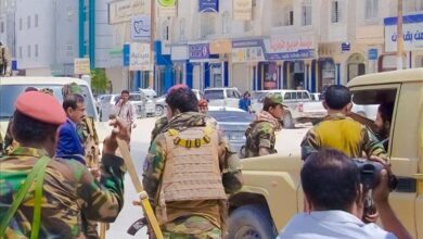 محافظ شبوة يوقف سيارة مخالفة لنظام السير في شوارع مدينة عتق
