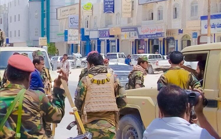 محافظ شبوة يوقف سيارة مخالفة لنظام السير في شوارع مدينة عتق